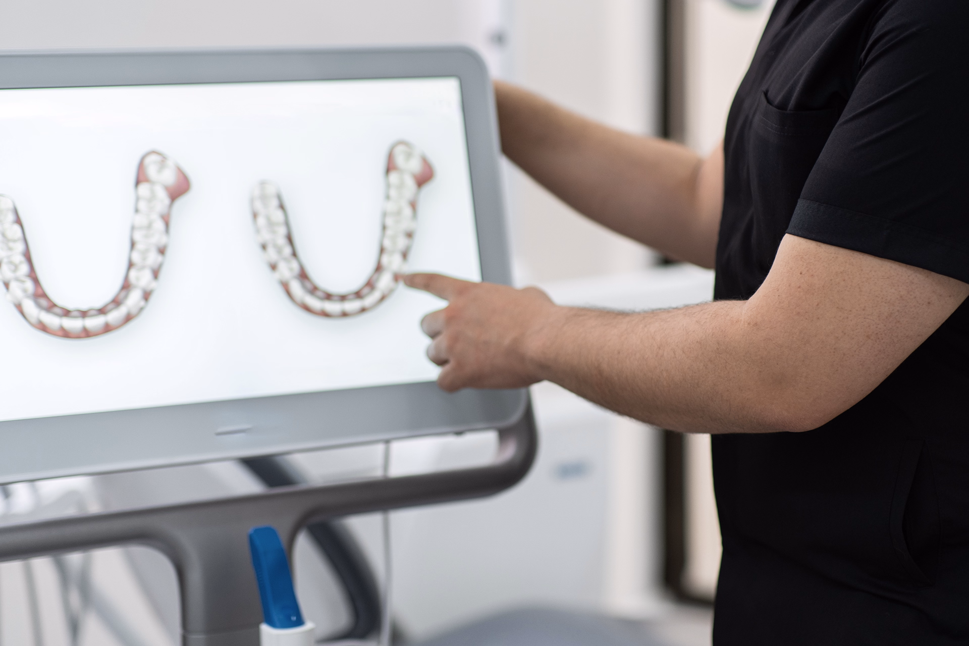 dentist-showing-human-jaws-models-on-digital-scree-2024-11-25-12-35-48-utc